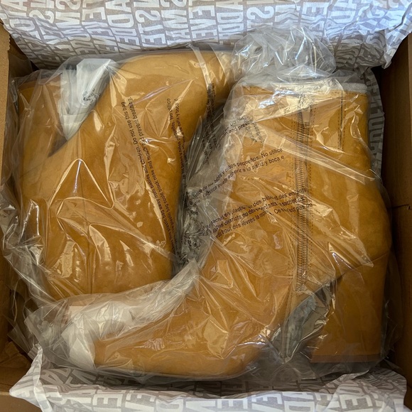 Steve Madden Matilda Suede Ankle Boot Block Heeled Mustard Yellow size 6.5 - Picture 3 of 4